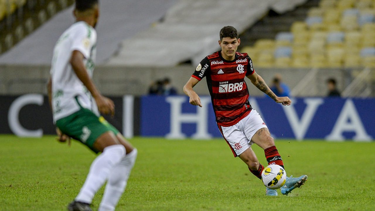 Ayrton Lucas desembarca no Rio e comemora acerto com o Flamengo: 'Não vai  faltar garra', Flamengo