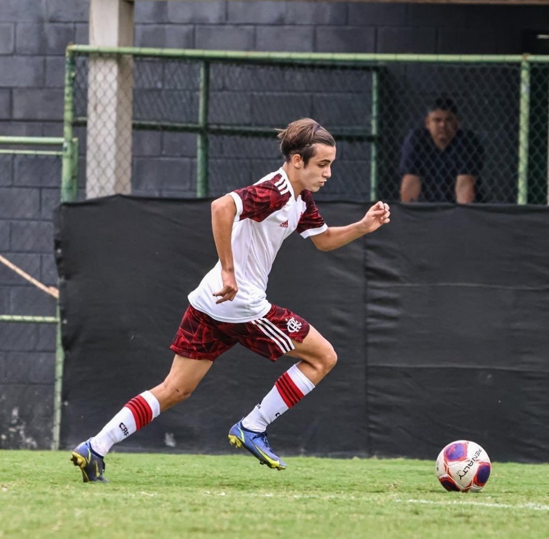 Jogador De Futebol Da High School Em Ação Durante Um Jogo No Sul