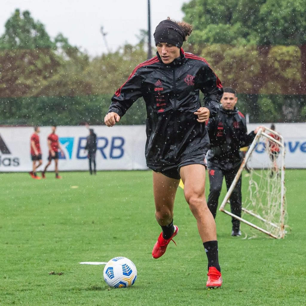 AGORA  David Luiz sente dores e está fora de jogo do Flamengo