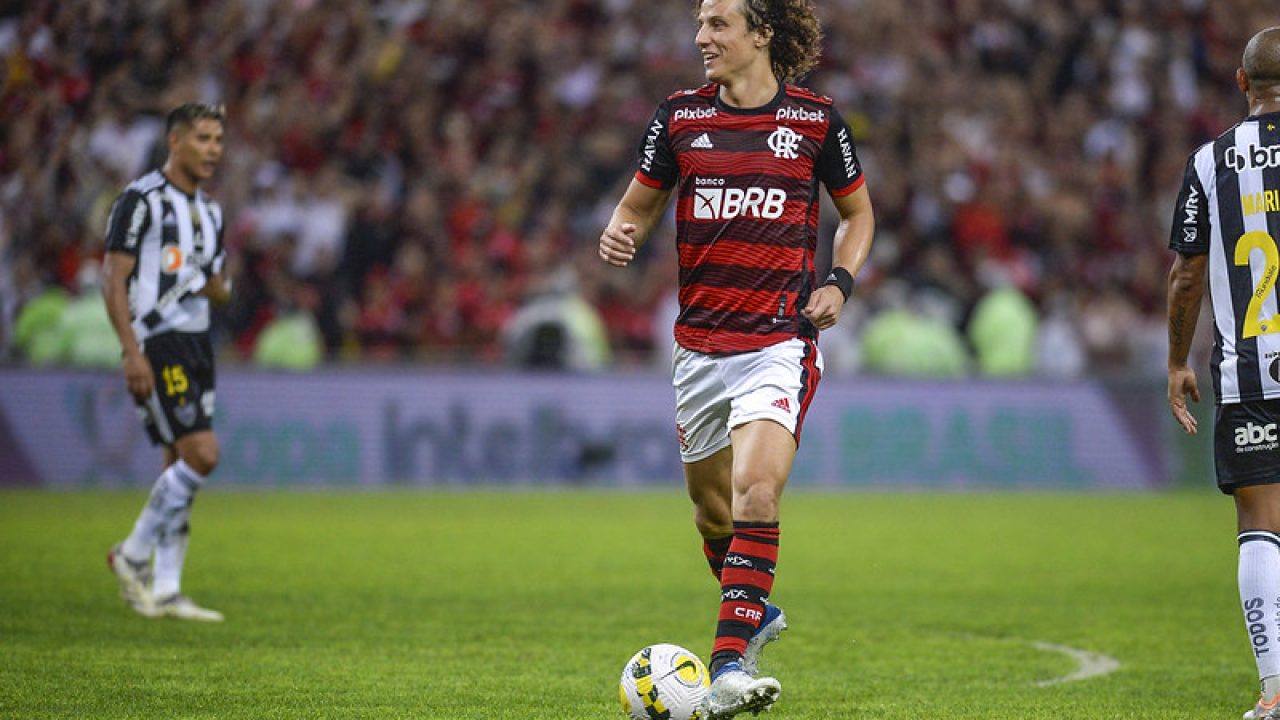 Vidal comemora gol marcado por Isla na vitória do Flamengo