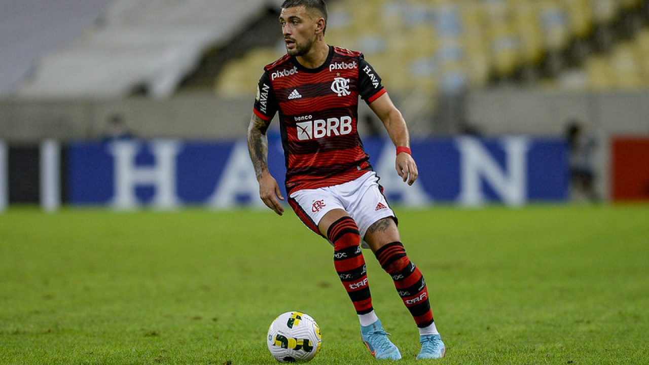 Ídolo do Flamengo rasga elogios para Wesley: “Tem que ser titular