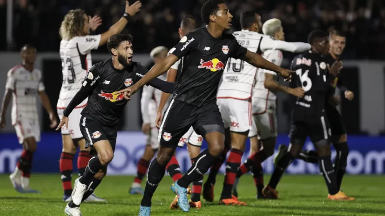 Análise: Flamengo reprime amor à bola pedido por Sampaoli, leva