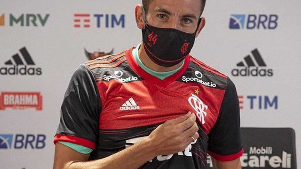 Flamengo fecha a contratação do lateral-direito Maurício Isla na Espanha -  Flamengo - Extra Online