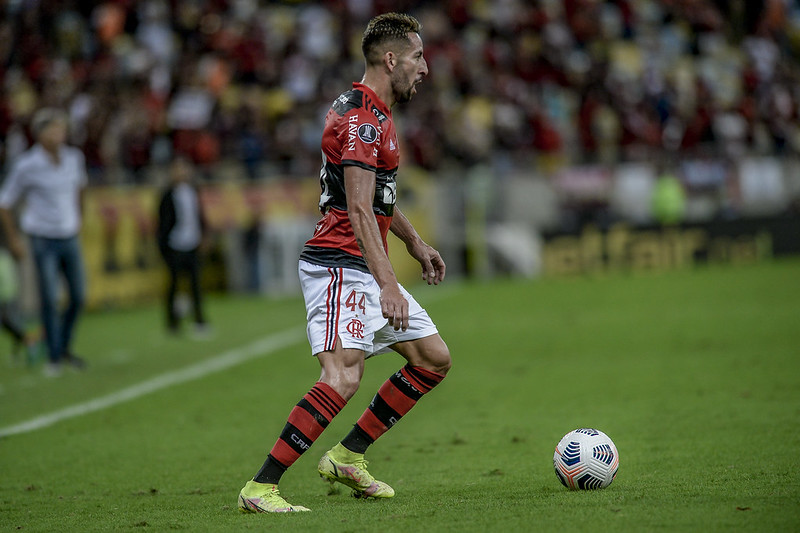 Flamengo acerta a contratação do lateral Mauricio Isla