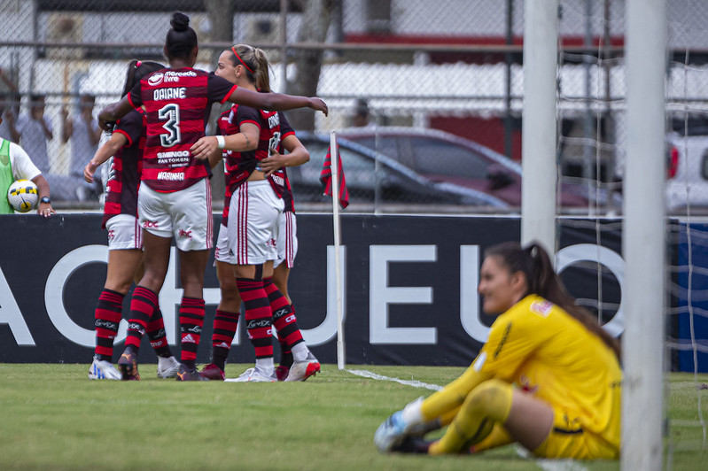 Santos goleia Flamengo e avança à semifinal do Brasileiro feminino