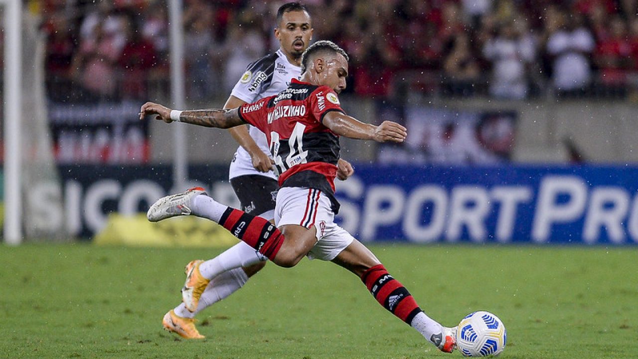 Matheuzinho e Wesley disputam a titularidade da lateral-direita do