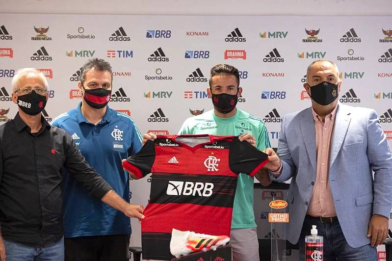 Flamengo acerta a contratação do lateral Mauricio Isla
