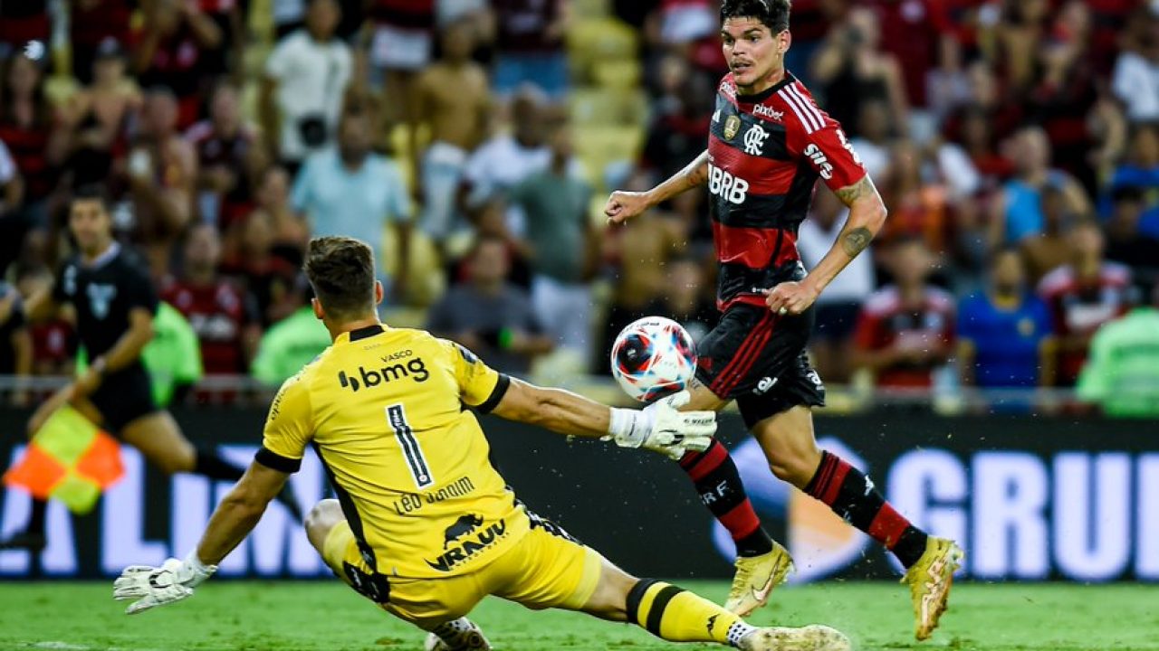 Flamengo chega a acordo com Spartak Moscou e vai comprar Ayrton Lucas em  definitivo