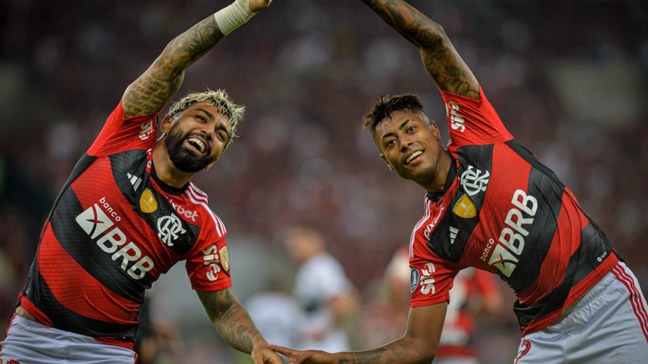 Salve o Corinthians! Torcedores do Flamengo agradecem a 'força' para título