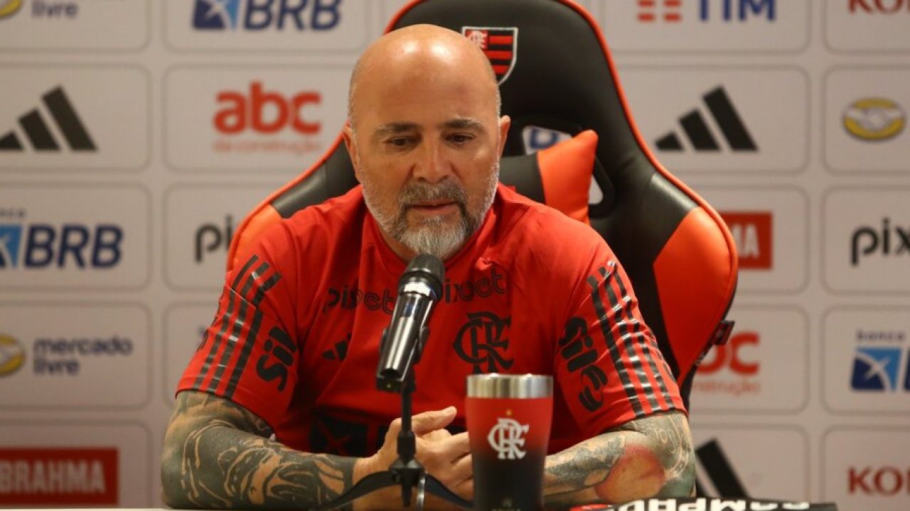 Sampaoli presenteou um vendedor ambulante com a camisa do Flamengo