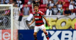Rodrigo Caio em ação pelo Flamengo contra o Botafogo