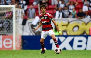 Rodrigo Caio em ação pelo Flamengo contra o Botafogo