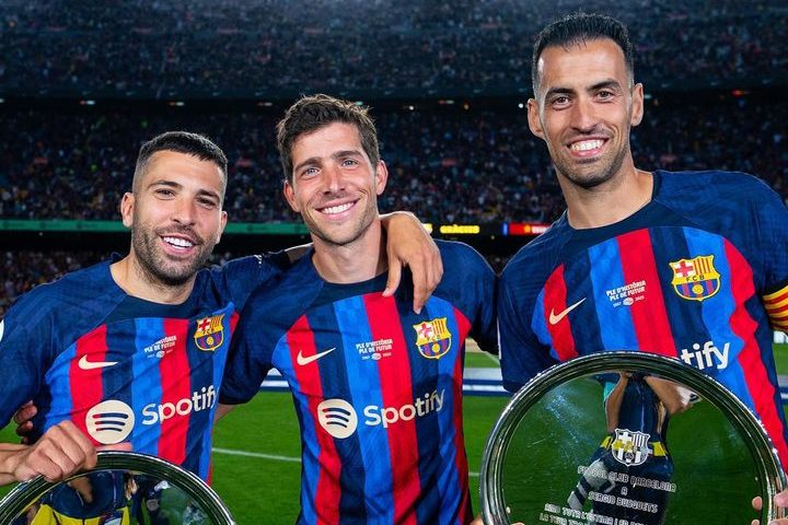 Jordi Alba, Sergi Roberto e Sergio Busquets em ação pelo Barcelona (Foto: Reprodução/Instagram)